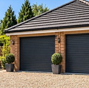 Detached double garage in brick with a pitched roof